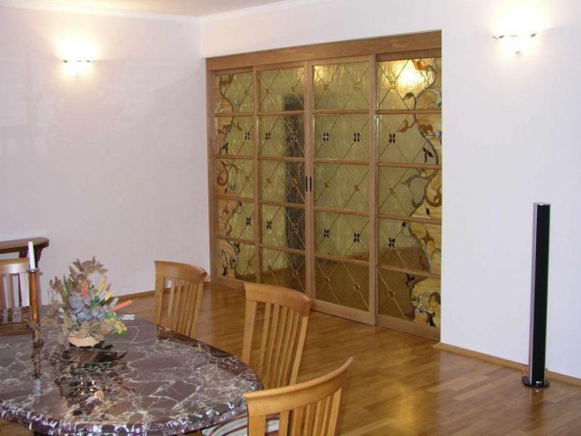 Перегородка для гостиной с цветным стеклом и декоративными вставками Петропавловск